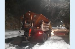 Снегоуборочная техника вышла на дороги Партизанского городского округа для уборки и обработки противогололедными материалами