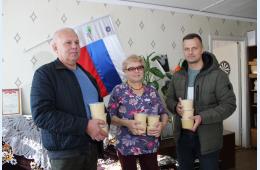 12.11.2024 Пчеловод из Партизанска Андрей Глушак  передал мед в городское общество слепых | Администрация муниципального округа город Партизанск Приморского края Официальный сайт